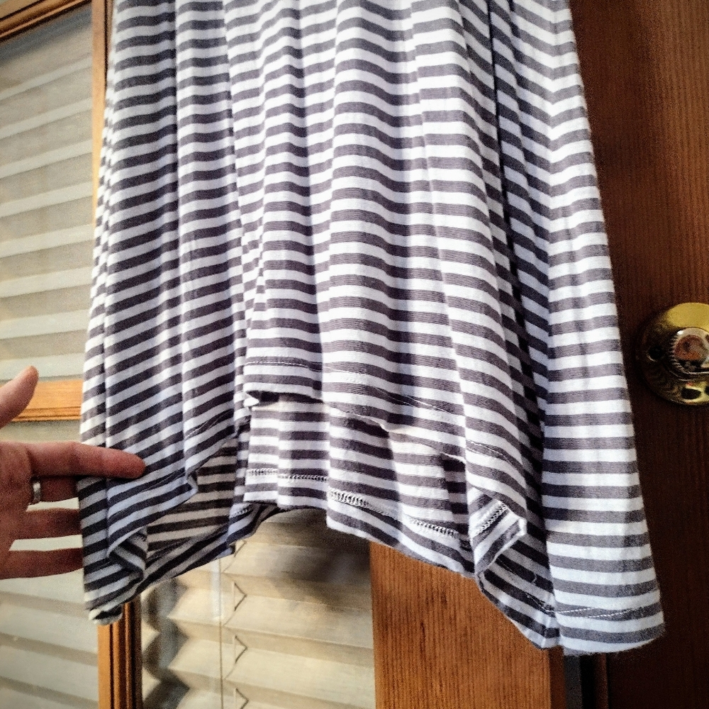 CAbi Tunic Racerback Tank w/ Fabric Rosettes, White/Gray, Size Small, Style 293 - Picture 7 of 7